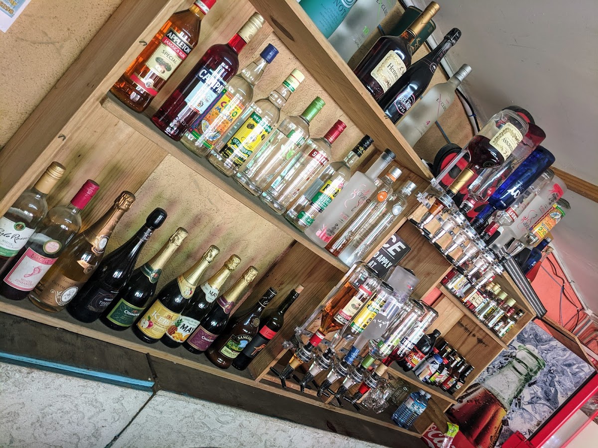 Pinyatas Lounge Restaurant, Bar & Jerk Center